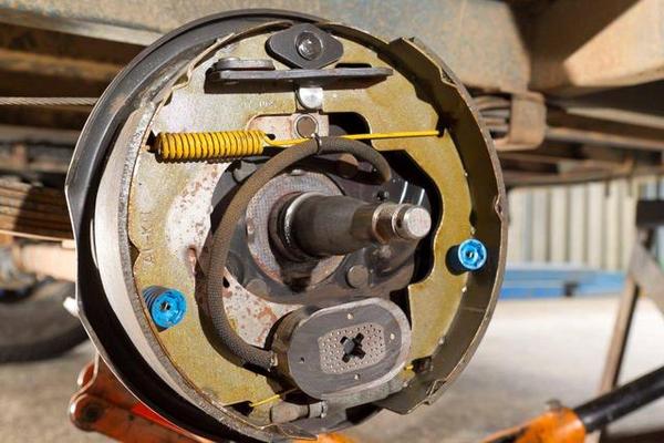 盘式刹车与鼓式刹车的区别_小车碟刹好还是鼓刹好_碟刹散热优势分析