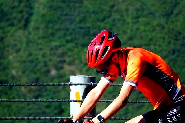 自行车运动员训练方法_骑行安全细节_头盔选择指南