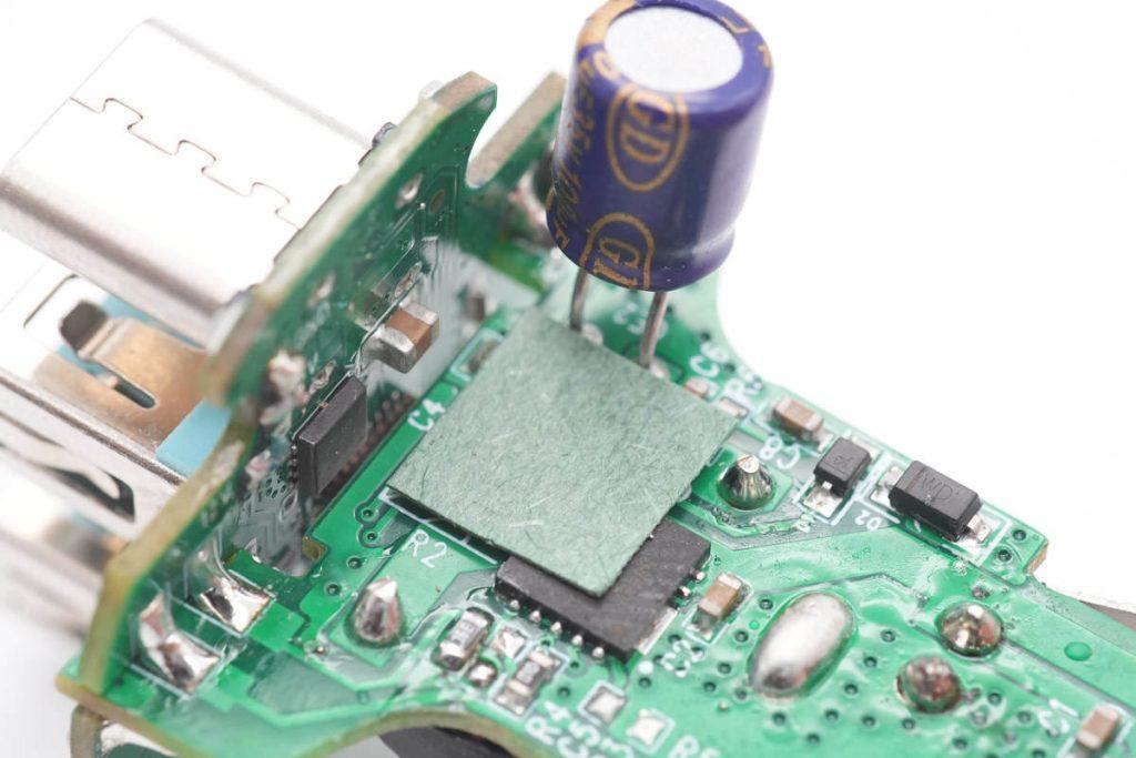 机乐堂带线款多端口车载蓝牙发射器_智能蓝牙gps定位车充_机乐堂车载蓝牙发射器拆解