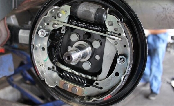 鼓刹碟刹结构分析_鼓刹好还是碟刹好_鼓刹与碟刹制动效果比较