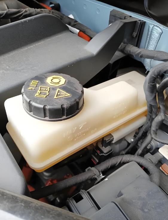 刹车线汽车_制动液多久换一次_刹车液变质未更换