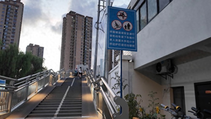 暗网下载 大量助动车骑行者不下车推行，警示标志成摆设？虹口一天桥人车混行隐患多