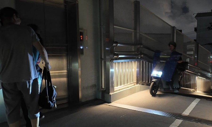 浦东滨江自行车道_骑行者行人天桥冲突_电动自行车天桥通行规定