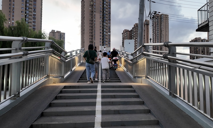 骑行者行人天桥冲突_浦东滨江自行车道_电动自行车天桥通行规定