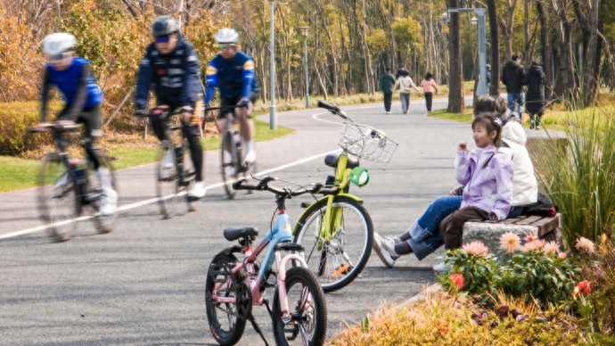 暗网下载 新民艺评丨卜翌：骑行滨江——文旅“蹊径” 城市形象的“低速凝视”