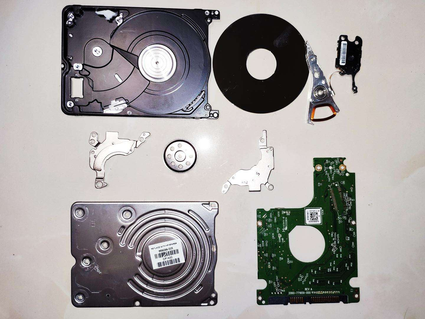 硬盘中有多张盘片_固态硬盘接口类型_机械硬盘样式