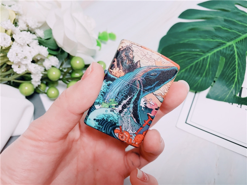 浮世绘鲸鱼打火机设计_ZIPPO打火机表白礼物_zippo打火机玩法入门