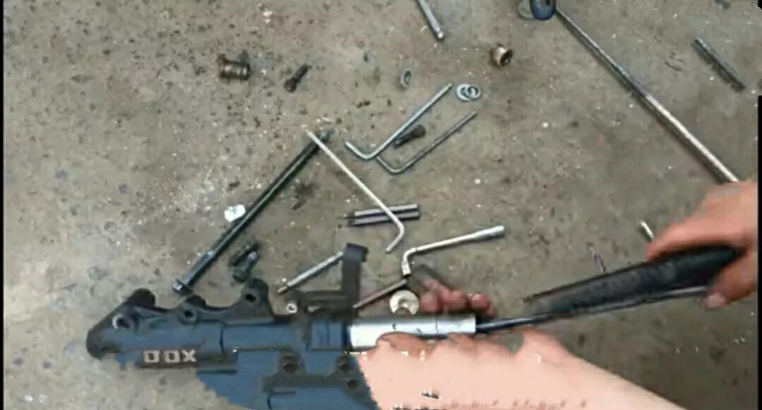 弹簧前叉拆装_电动车减震漏油油封更换_电动车前减震漏油维修