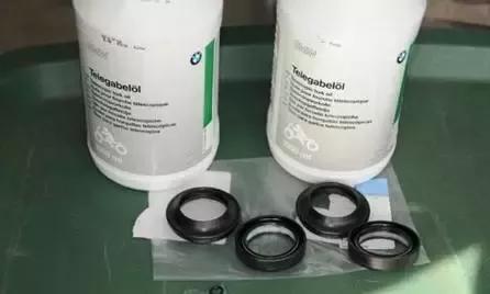 电动车前减震漏油维修_电动车减震漏油油封更换_弹簧前叉拆装