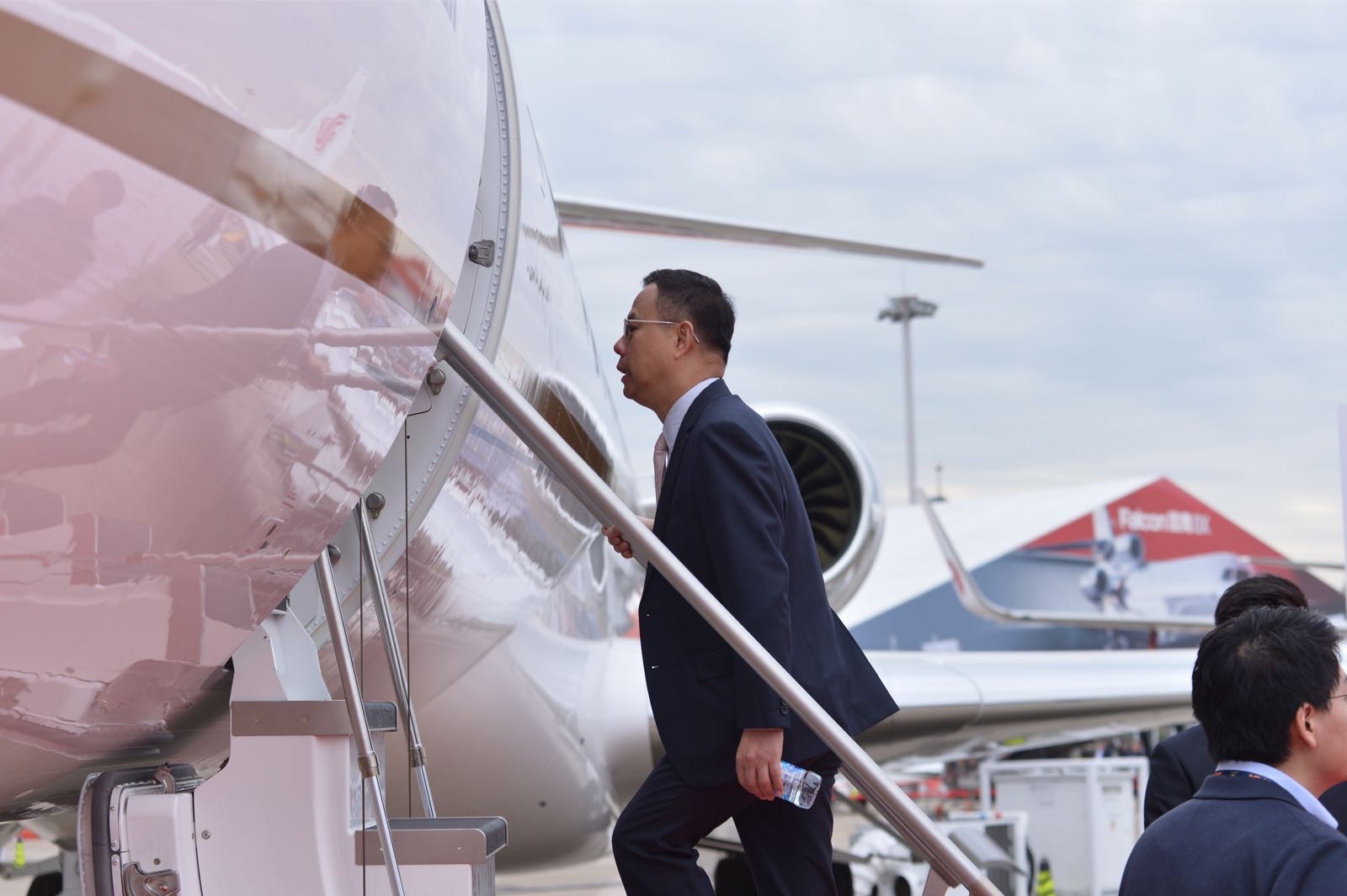 公务机销售_庞巴迪公务机价格_私人飞机购买流程