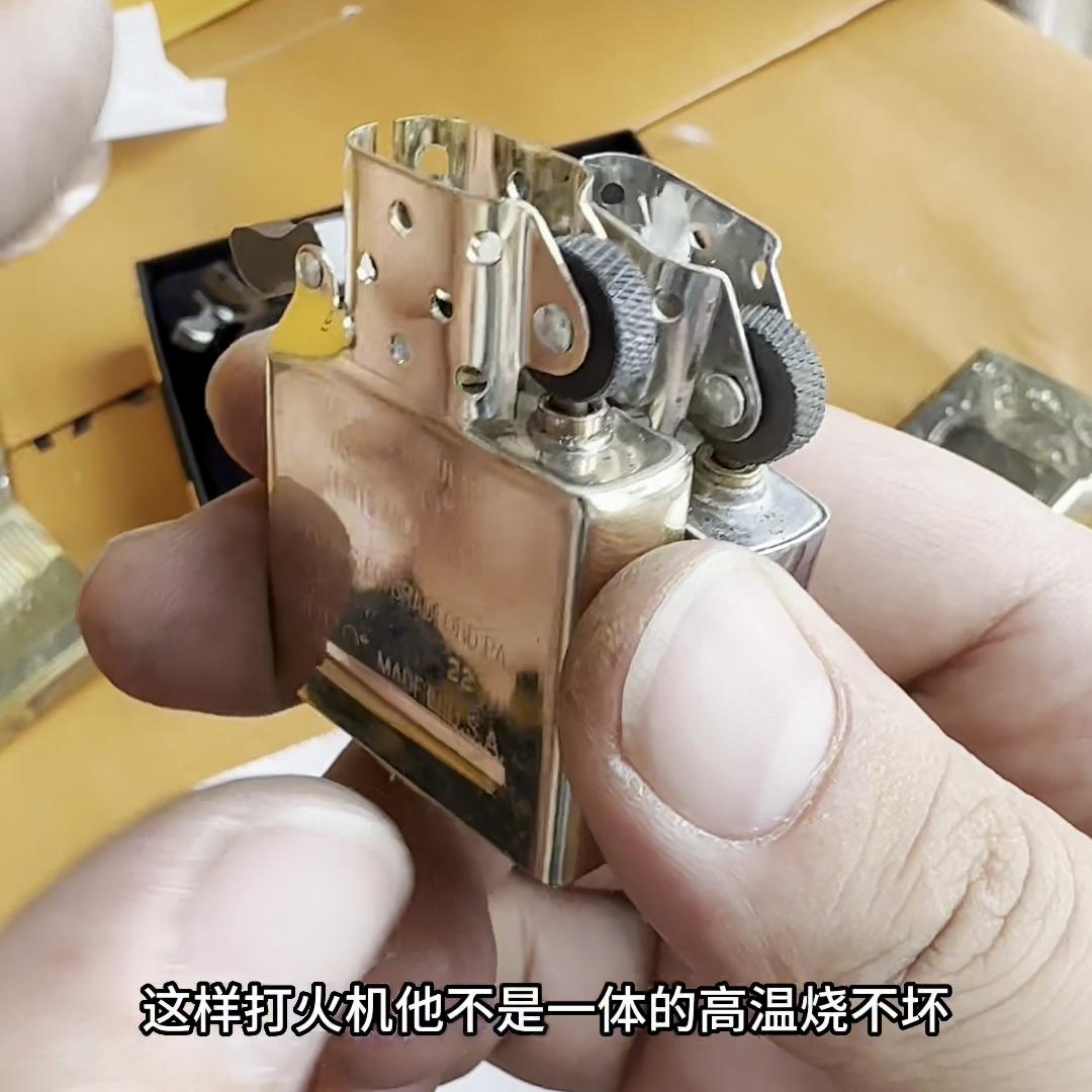 用zippo点烟怎么了_Zippo底部标识真假对比_Zippo反向冲压痕迹识别